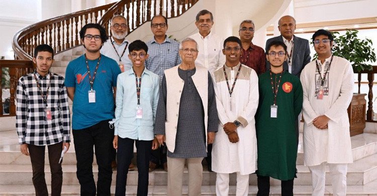 প্রধান উপদেষ্টার সঙ্গে অলিম্পিয়াডে পদকজয়ী ৬ শিক্ষার্থীর সাক্ষাৎ